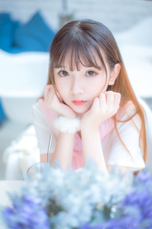 “主公还被囚禁在刺史府中，本是要送往洛阳的，却被那些世家百姓给拦下来，要求处置主公。”管家连忙说道：“老爷，您快想想办法吧。”